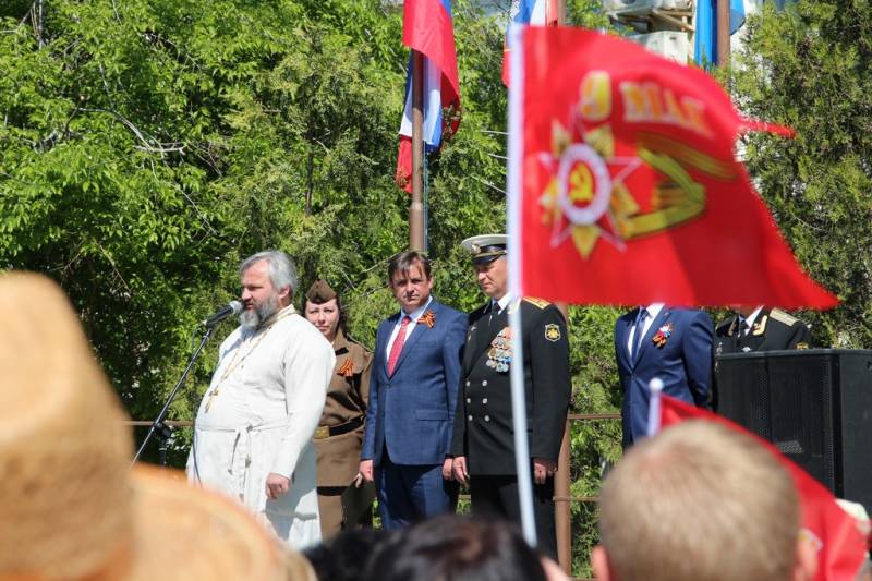 torzhestvennaya_chastj_prohozhdenie_lichnogo_sostava_garnizona_koncert_09_05_2016_35_web_35